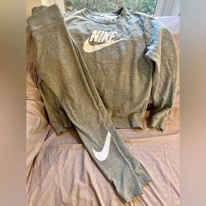 Nike sweatshirt with matching Nike leggings women’s XS